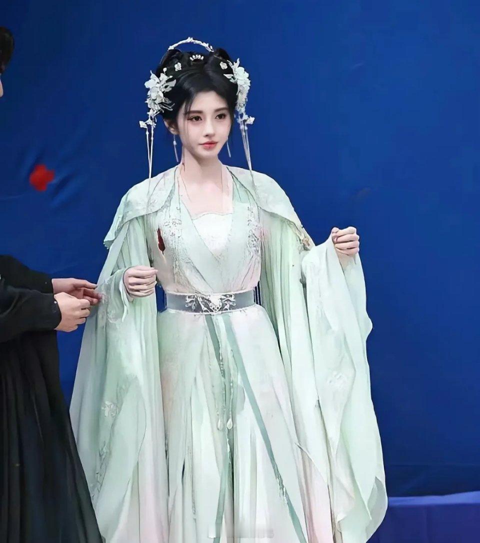 鞠婧祎在新剧《千香》中的造型，铁打的万年刘海不变[吃瓜] ​​​