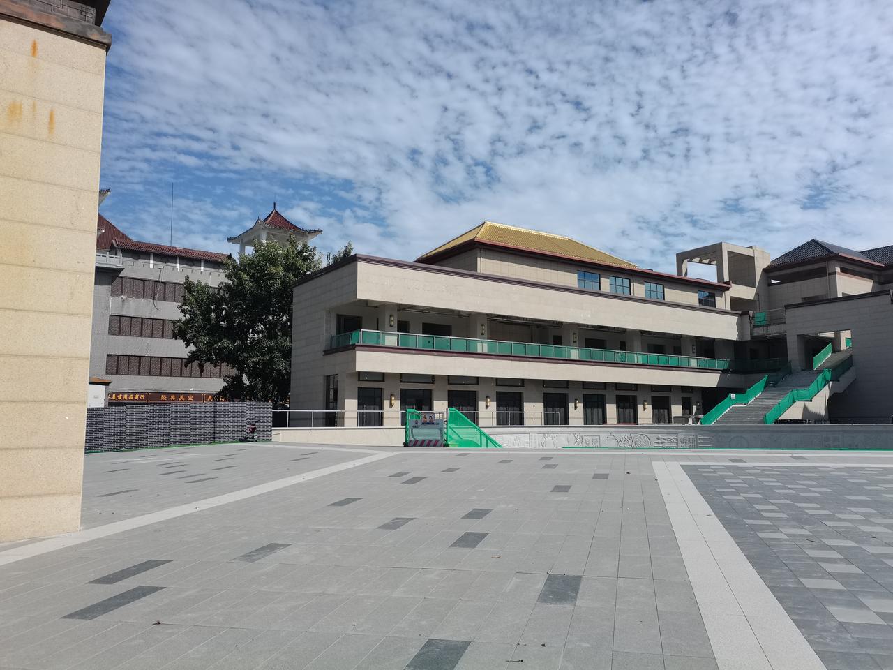 吾悦广场
横跨顺德南路的
原来的吾悦广场
最近有了新动作
路东的围挡终于拆除了