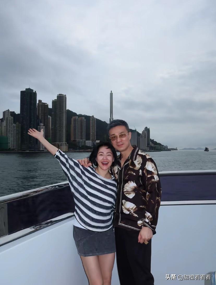 小s一家四口在香港旅游，这次旅游只带了大女儿和二女儿，小女儿没有去，看到小S的两