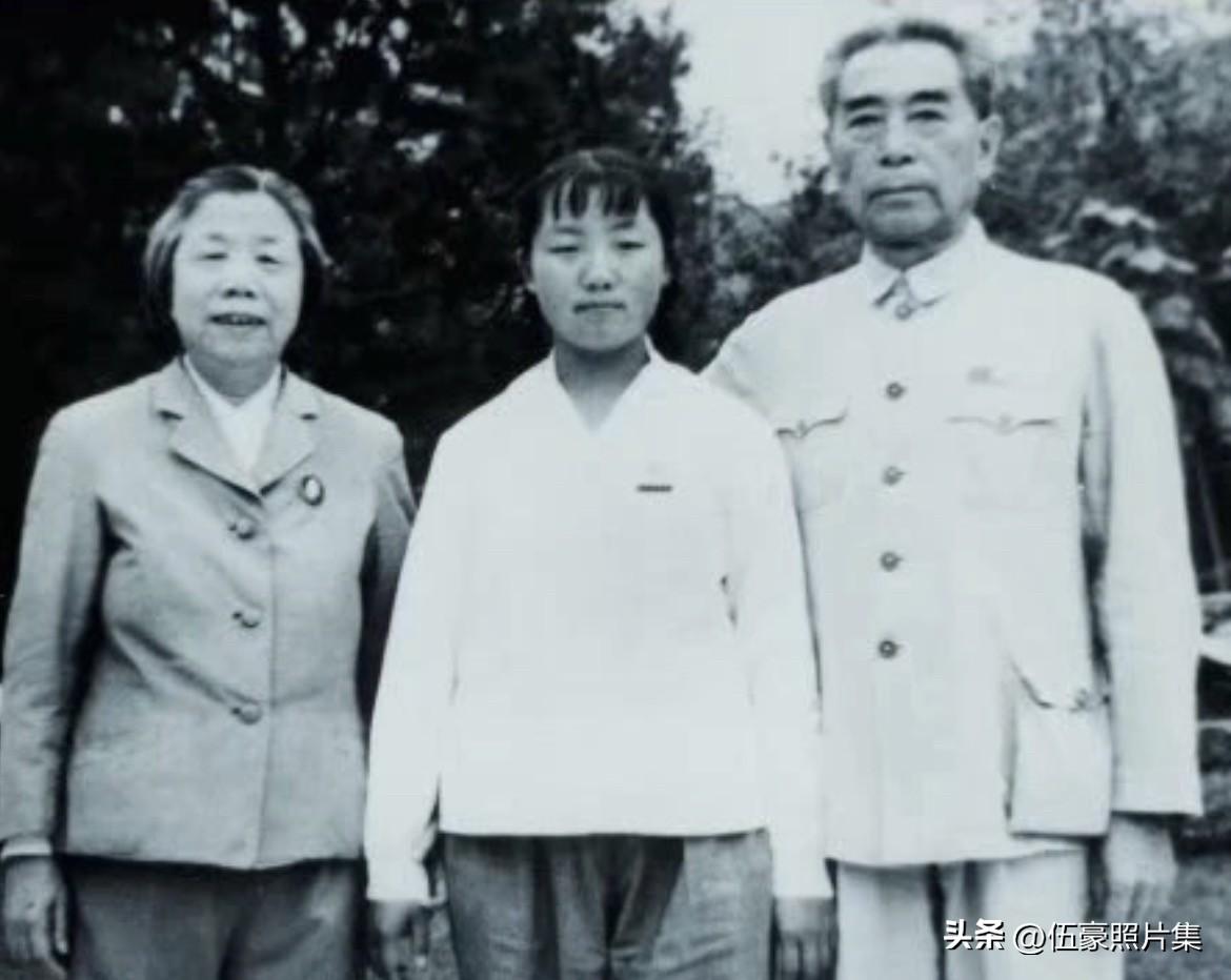1968年，为支援少数民族建设，周恩来鼓励侄女周秉建到内蒙古草原插队劳动。图为：