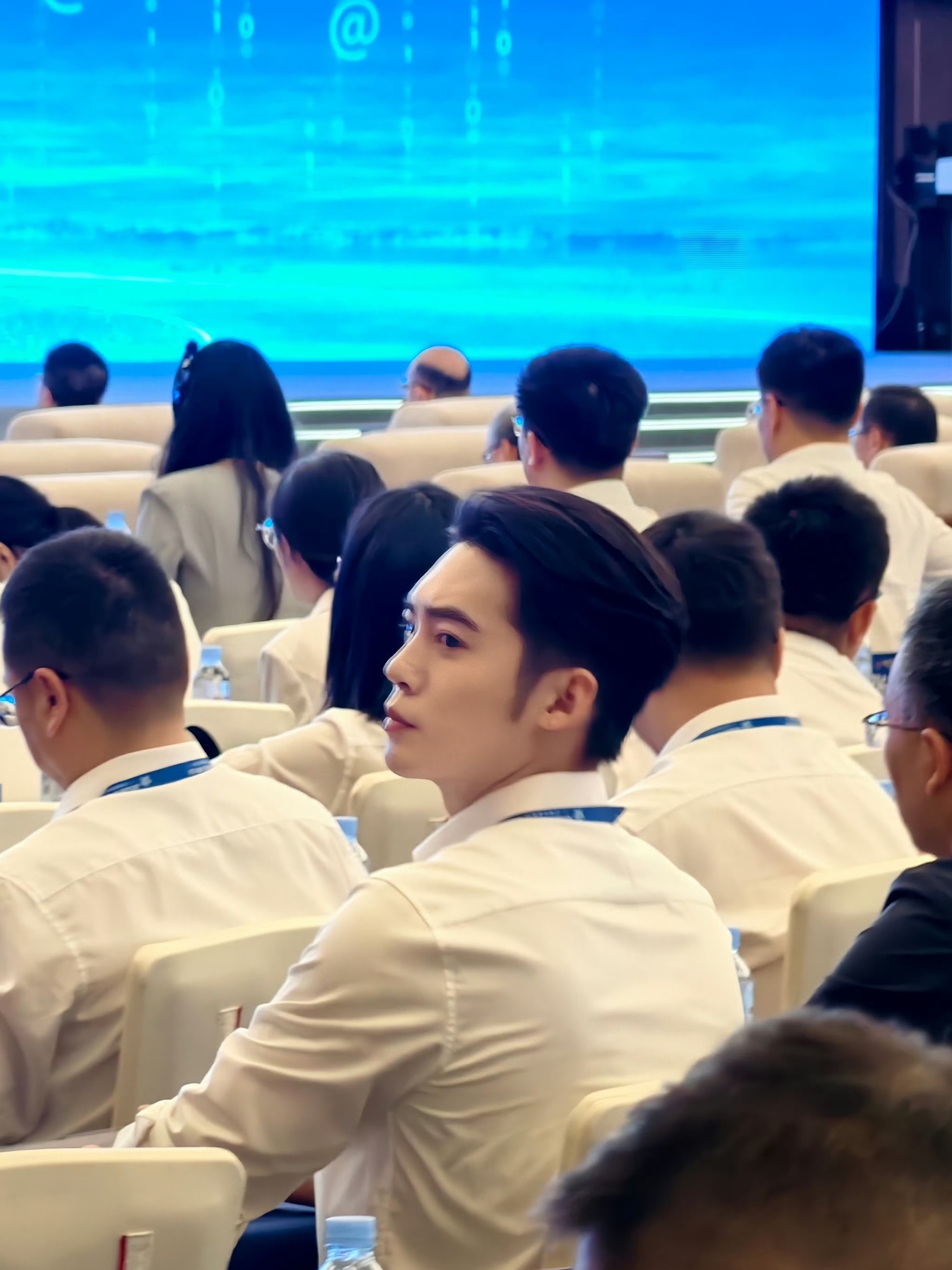 于适参加中国网络文明大会 有网友在中国网络文明大会偶遇白衬衫大背头的于主任帅成啥
