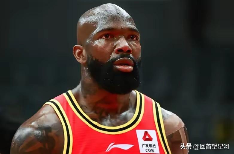 琼斯现在真是后悔死了，之前还有俱乐部想要签他，可他还总是想等更好的合同，而且不断