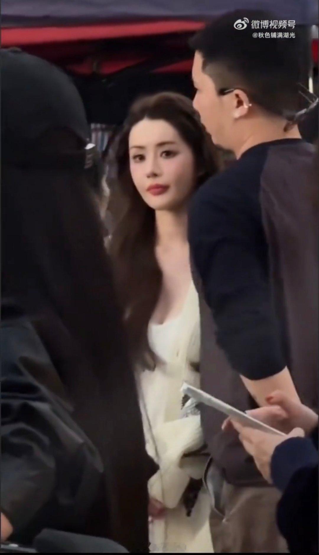 韦雪新男友首曝光羡慕韦雪谈恋爱跟着感觉走，有感觉就在一起撒狗粮晒幸福，没感觉就分