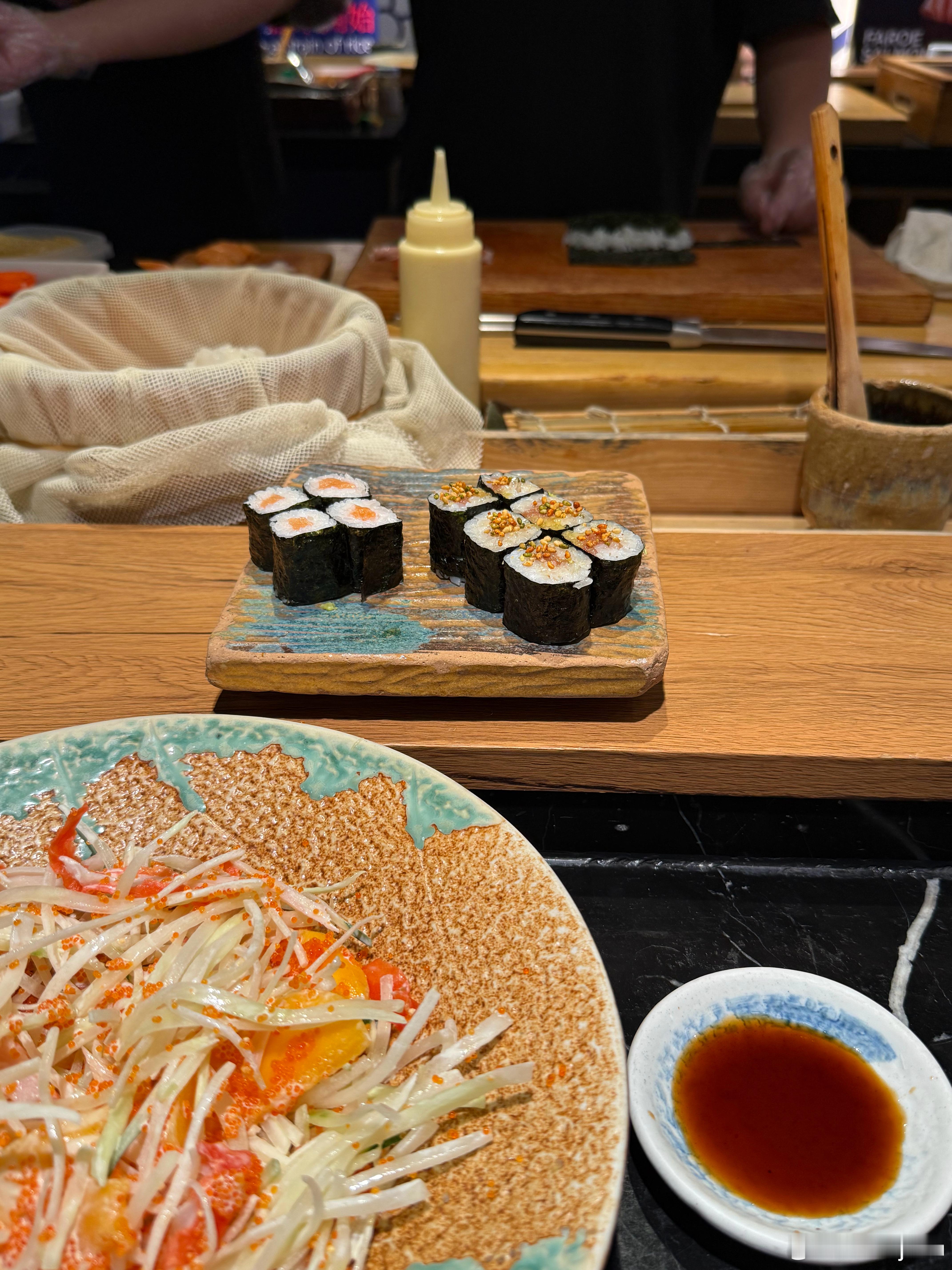 随便吃个饭只能说，依家d日料真系又贵品质又跟不上…这块中拖罗看着ta下刀，感觉件