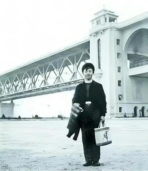 这是1958年，18岁的雷锋和武汉长江大桥的一张珍贵合影。尽管照片是黑白的，但仍