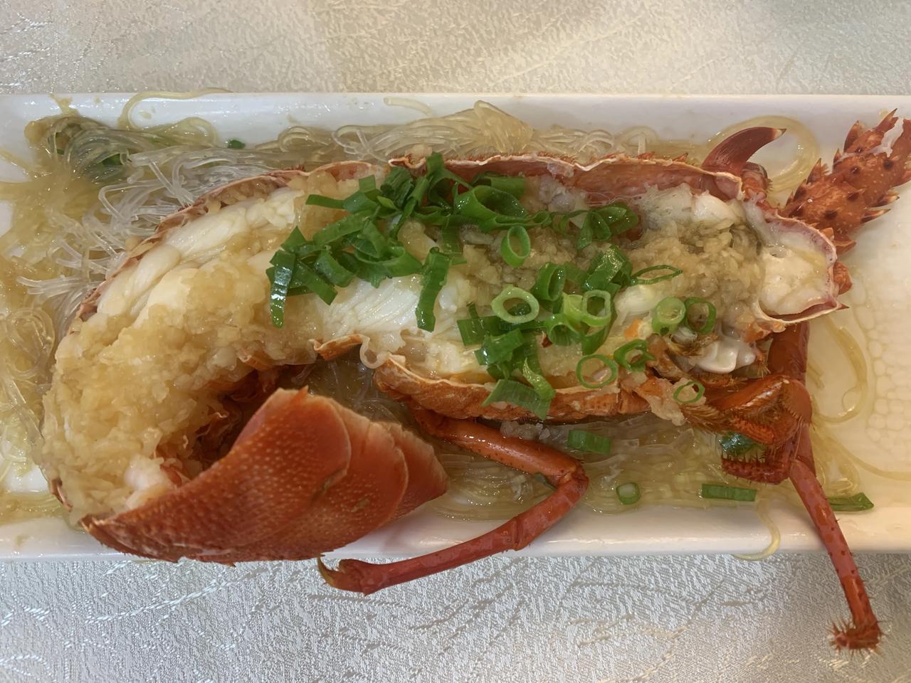 香港现在经济真的很差，朋友说疫情这几年很多中产阶层都移民离开了香港，以至于晚上在