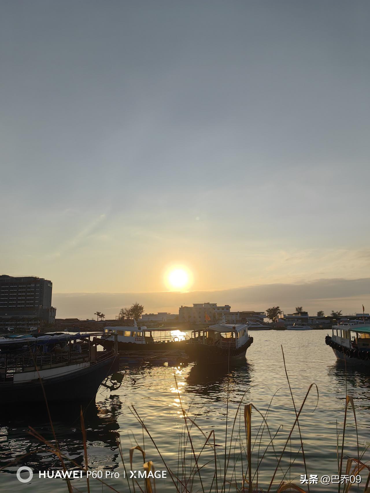 日出东海满天明
 
月亮西沉，天地陷入昏暗；太阳从东方升起，整片天空瞬间明亮。一