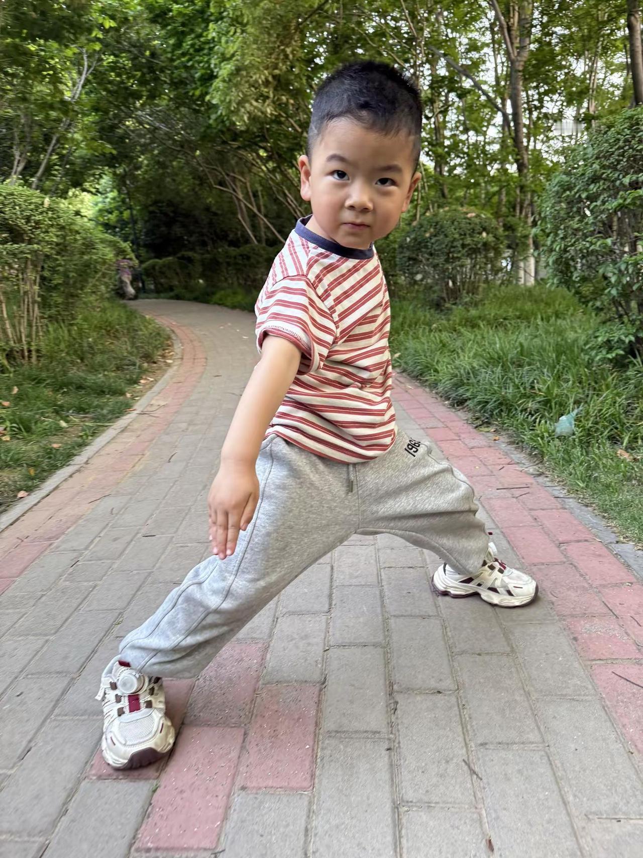 总以为来日方长，不如提早带孩子们去玩，孩子们开心了，我们也开心了我的男孩