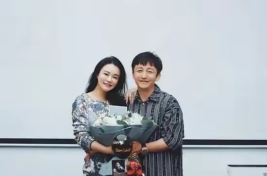 反转！邹市明曾经是体制内的啊！因为冉莹颖希望他挣大钱发大财，所以从体制内出来了。