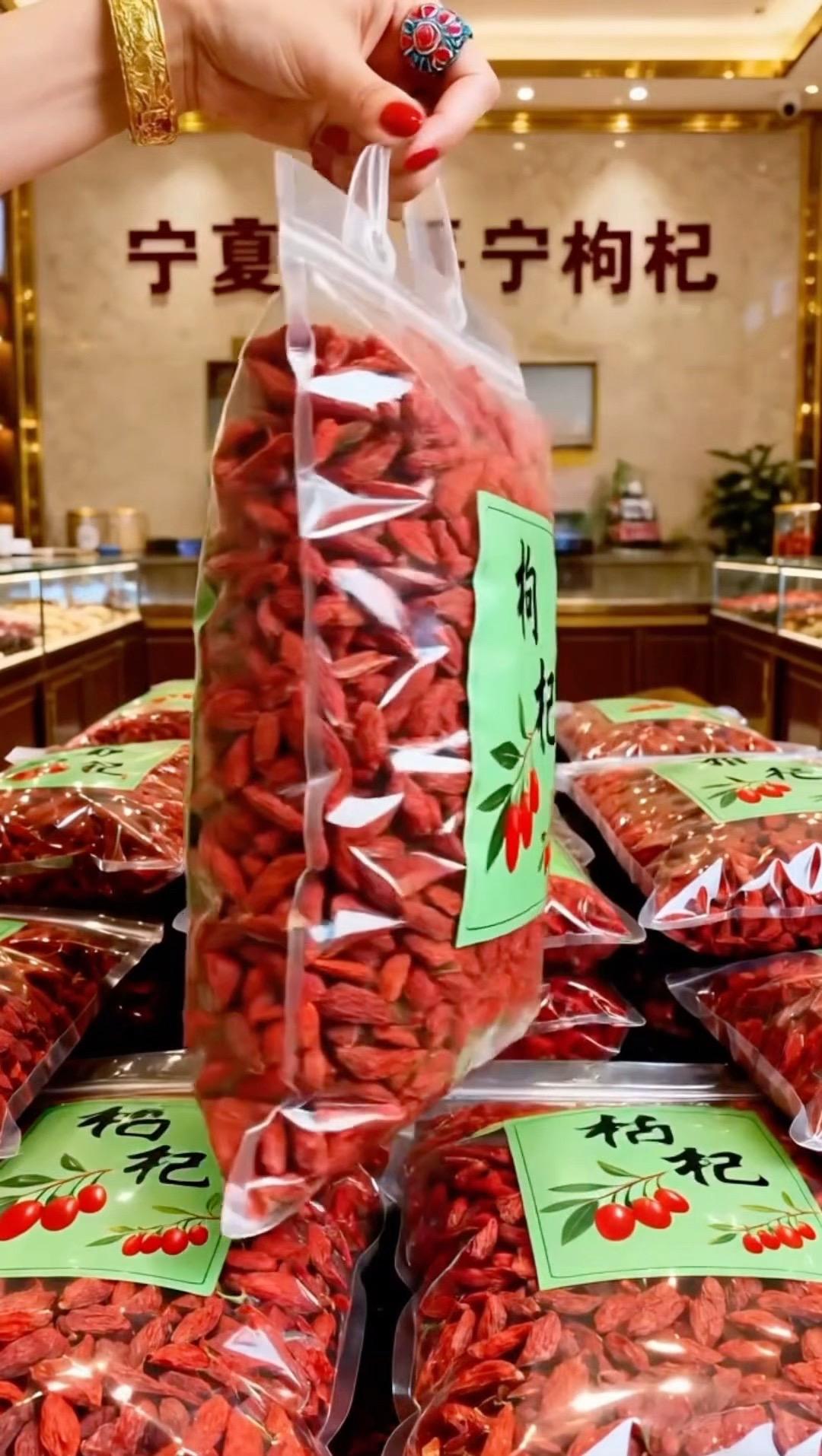 颗颗饱满通红，厚实果肉裹着自然糖霜，光看着就心生欢喜～天然无添加的纯粹...