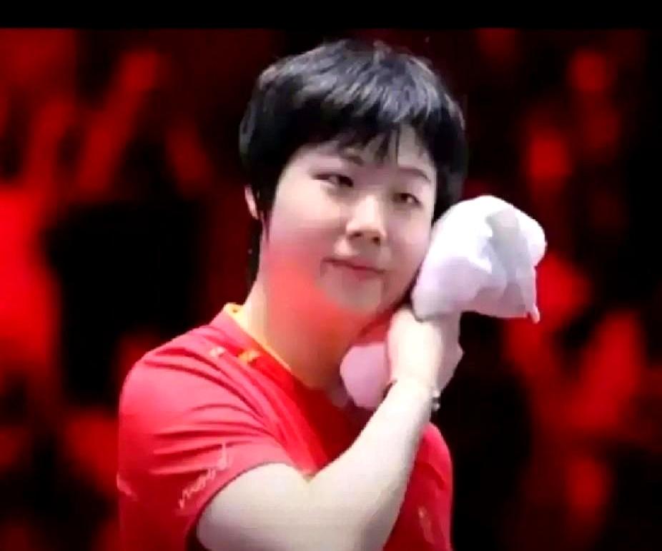 多哈空调冷得跟冰窖一样，汗滴落地秒变溜冰场。
 

袁励岑首轮被何钧杰逼到悬崖边