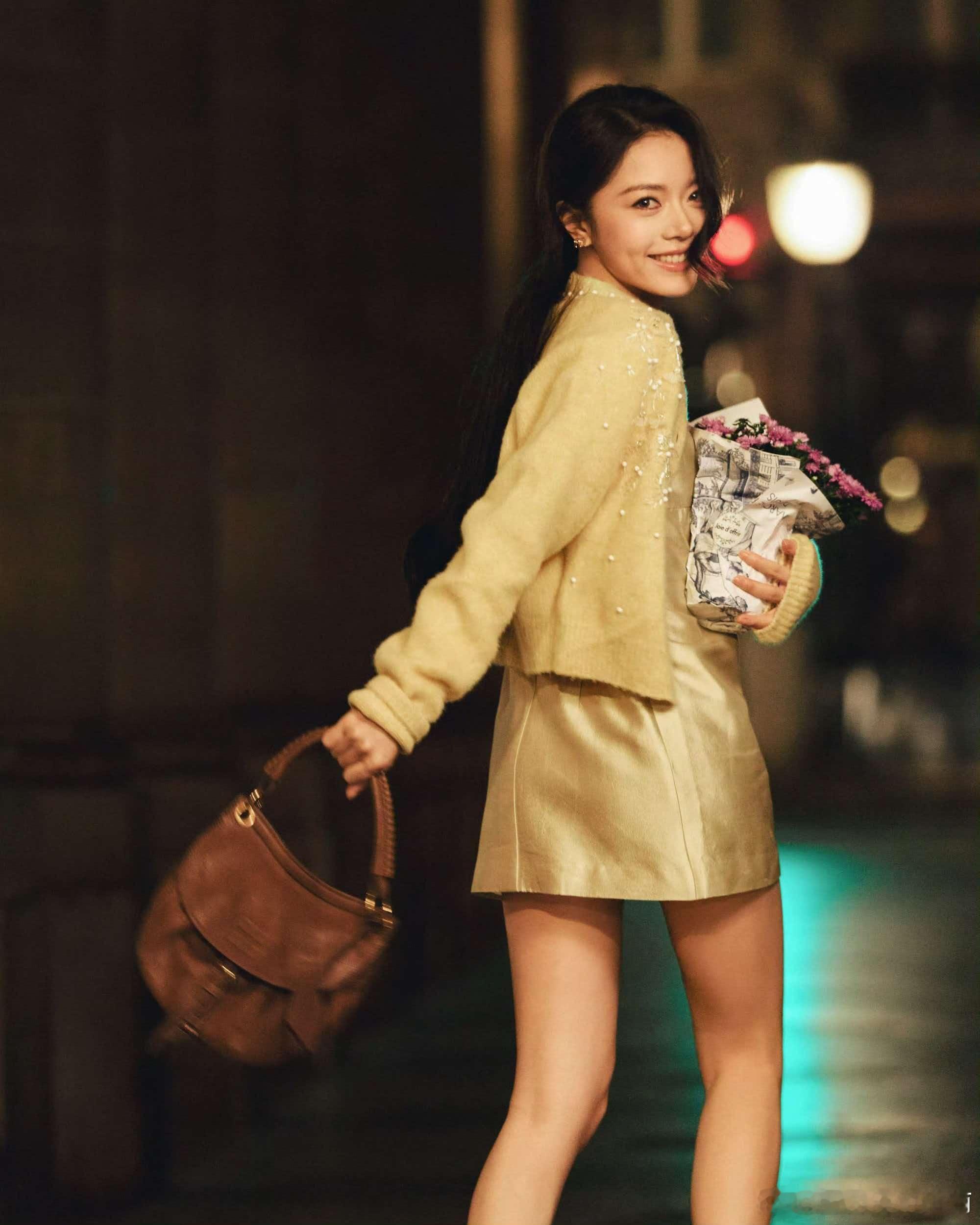 赵今麦这是在拍港片吗赵今麦香槟金套装美成啥了赵今麦这是在拍港片吗，赵今麦香槟金套