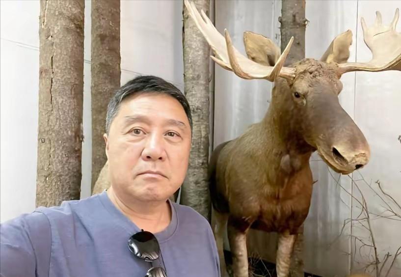 叶大鹰是位导演，可能不少人听过他的名字，或者看过他拍的《红樱桃》、《红色恋人》这