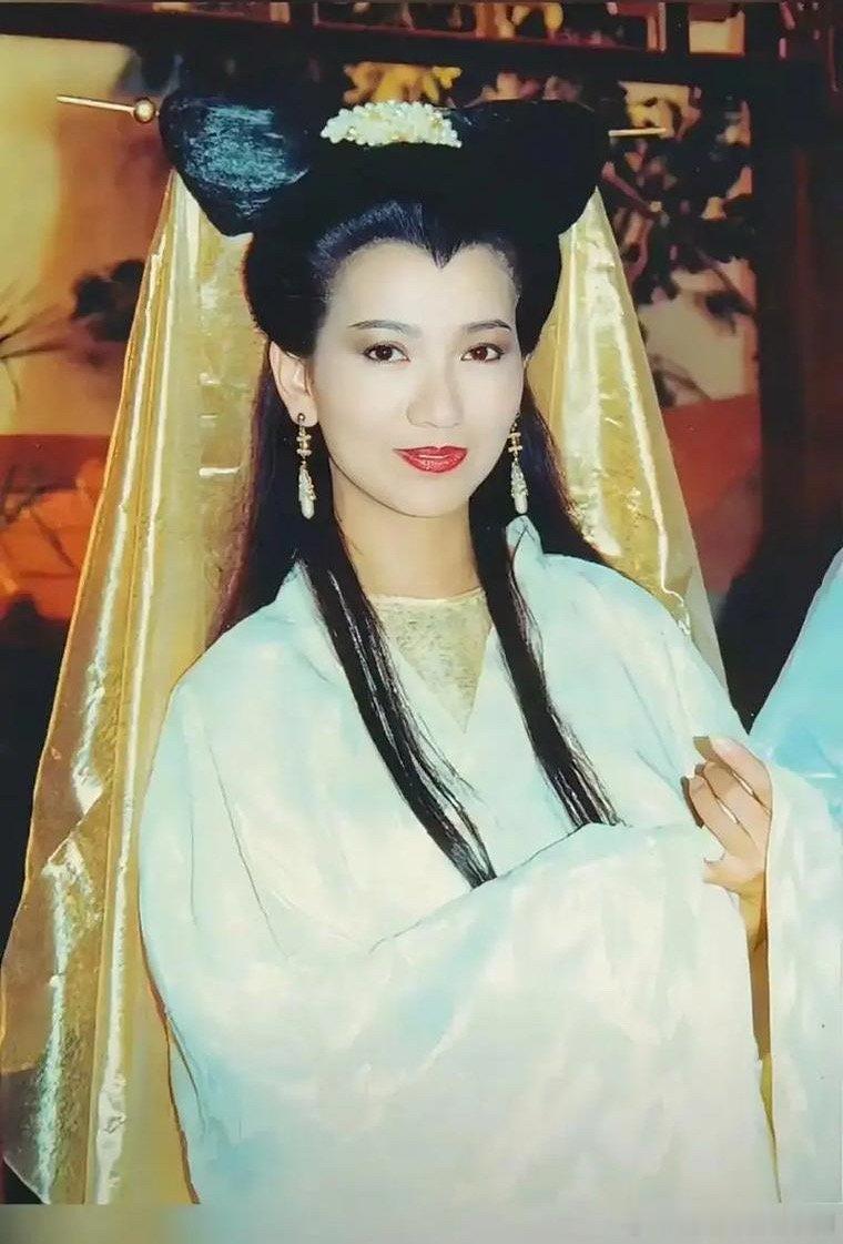 72岁赵雅芝70岁米雪同台这真的是两大女神同框，视觉盛宴啊！大美女即使70+风采
