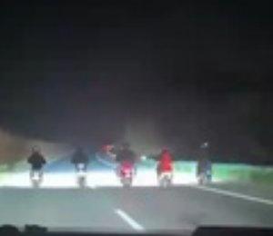 5人骑电瓶车在省道并行，警灯一亮安全感拉满 ​​​