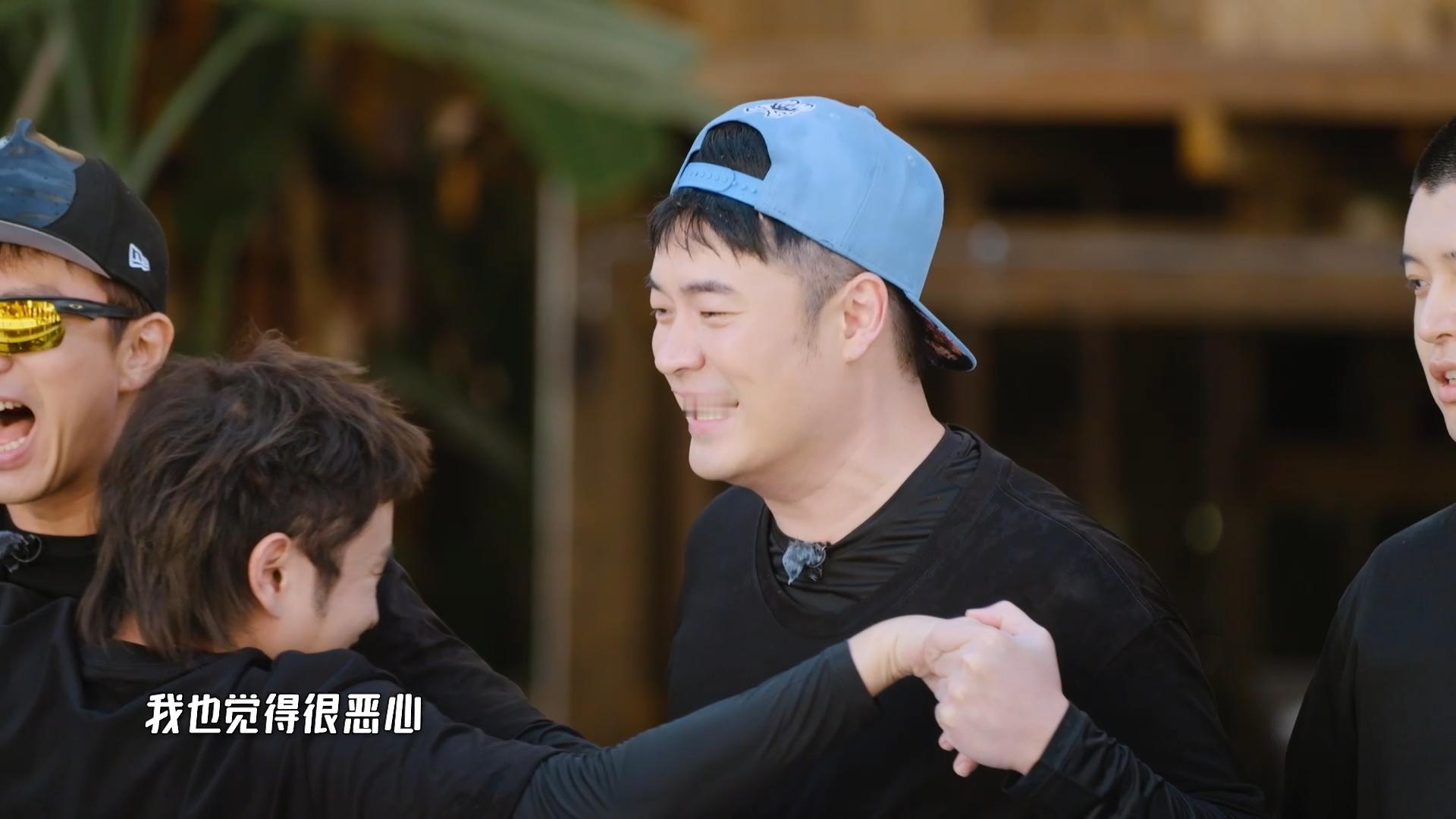 邓超王勉你们有点火热了平衡木游戏，王勉从超哥面前穿过时一整个贴住邓超，急的超哥一