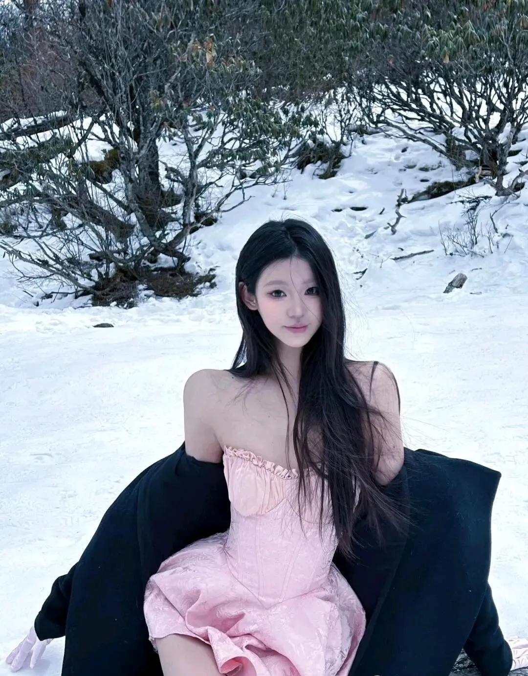 冬日雪景中，粉裙仙子静坐雪地，如梦如幻。雪花下美女 冬韵佳人记 如画佳人 雪景少