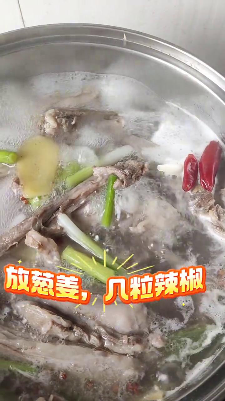 内蒙的清炖羊排。
清炖羊排下锅了，开大火，大火烧开，小火慢炖一个小时，改成这样的