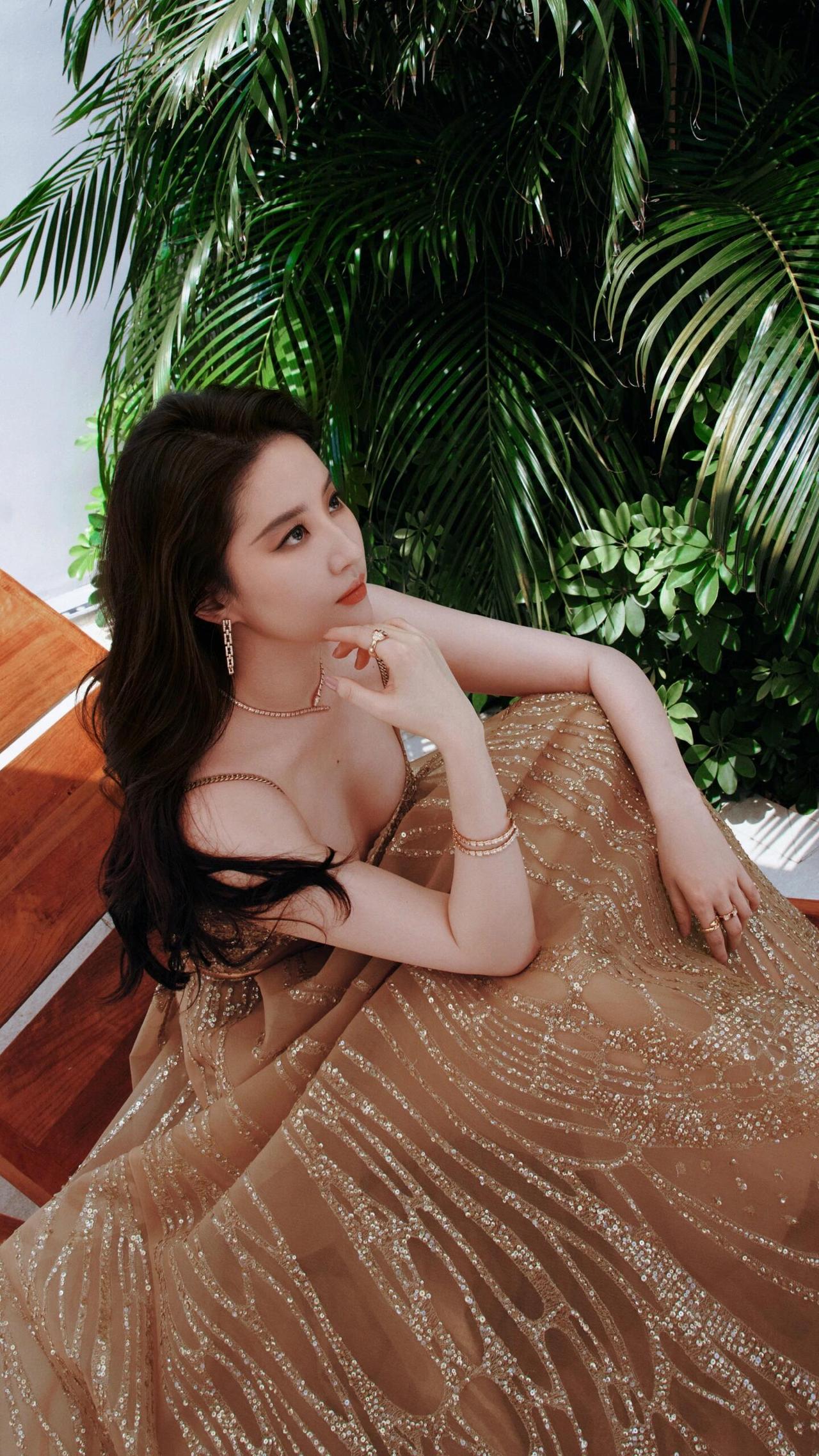 刘亦菲
风把棕榈叶的纹路
揉进你裙摆的碎光里
金箔般的亮片
是阳光漏下的星子
在