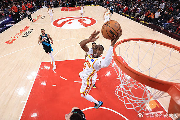 库明加左膝出现炎症，缺席今天对雄鹿比赛。 