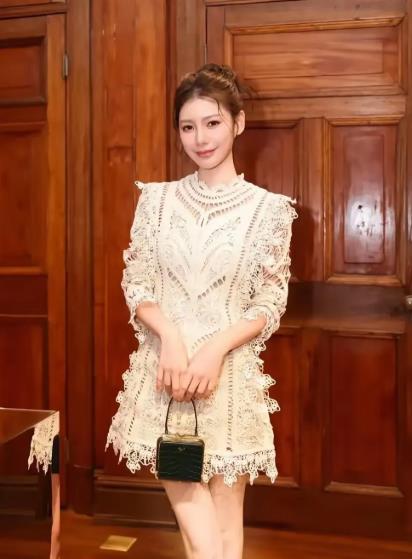 马筱梅产后状态 有过婚史的马筱梅在与丈夫京城四少汪小菲结婚后，生下头胎儿子。其首