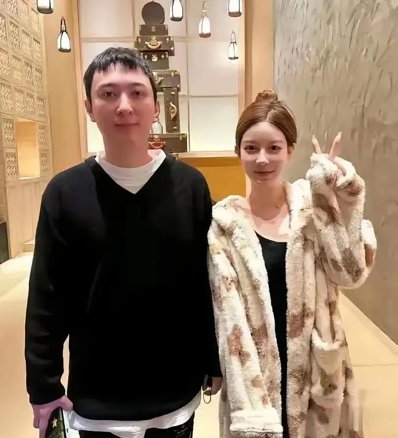 听说王校长又谈了个新女朋友，我特意扒了一下她的照片。哎呦我去，这长得也太一般了吧