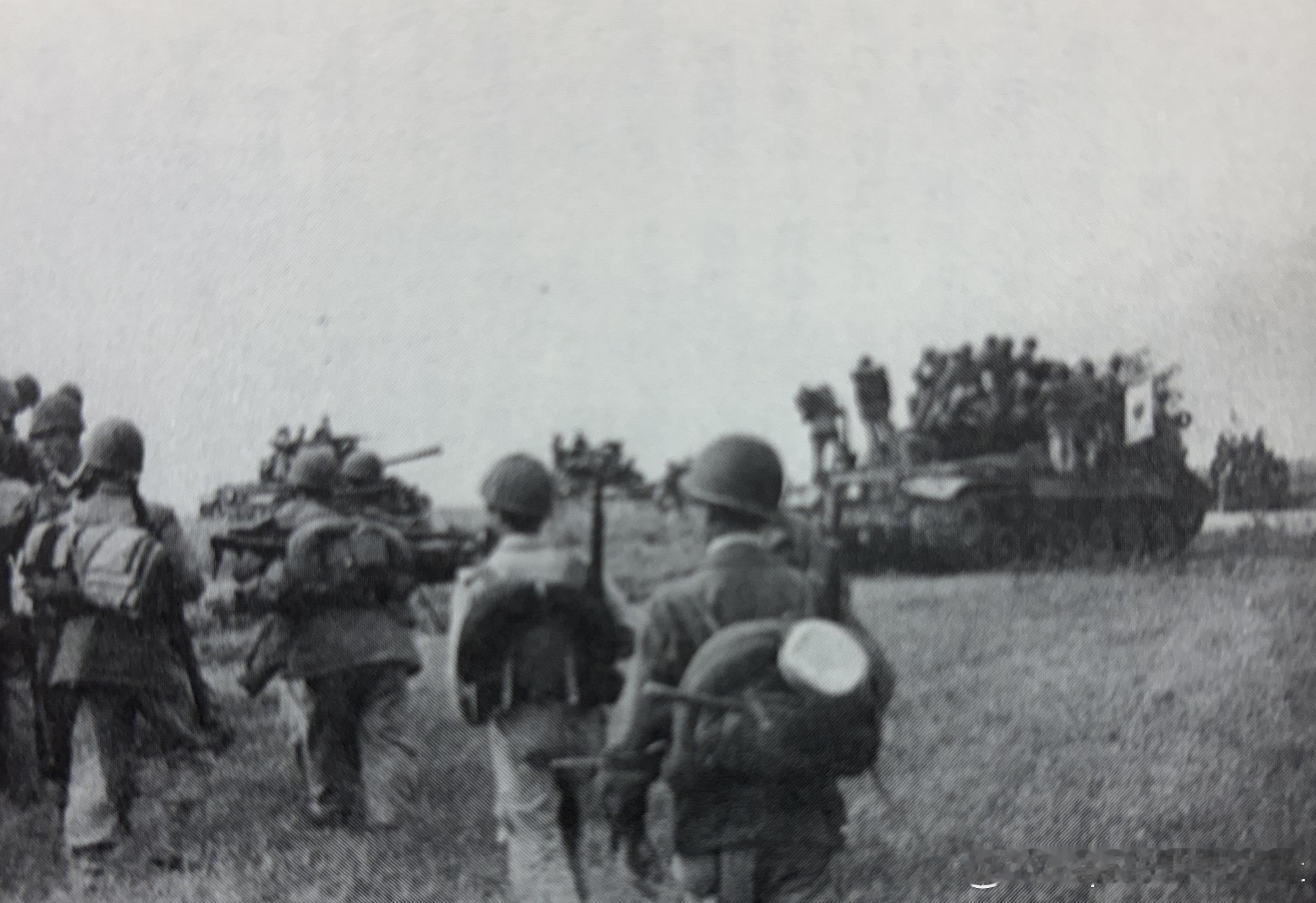 1951年韩军第12联队行进中，这是韩军首次步坦协同作战军事历史全触达