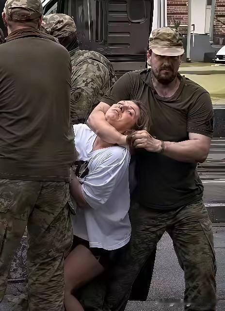 乌克兰人征兵很粗暴啊，类似抓壮丁。女人被拖走，男人上战场。为国尽法律义务，也要强