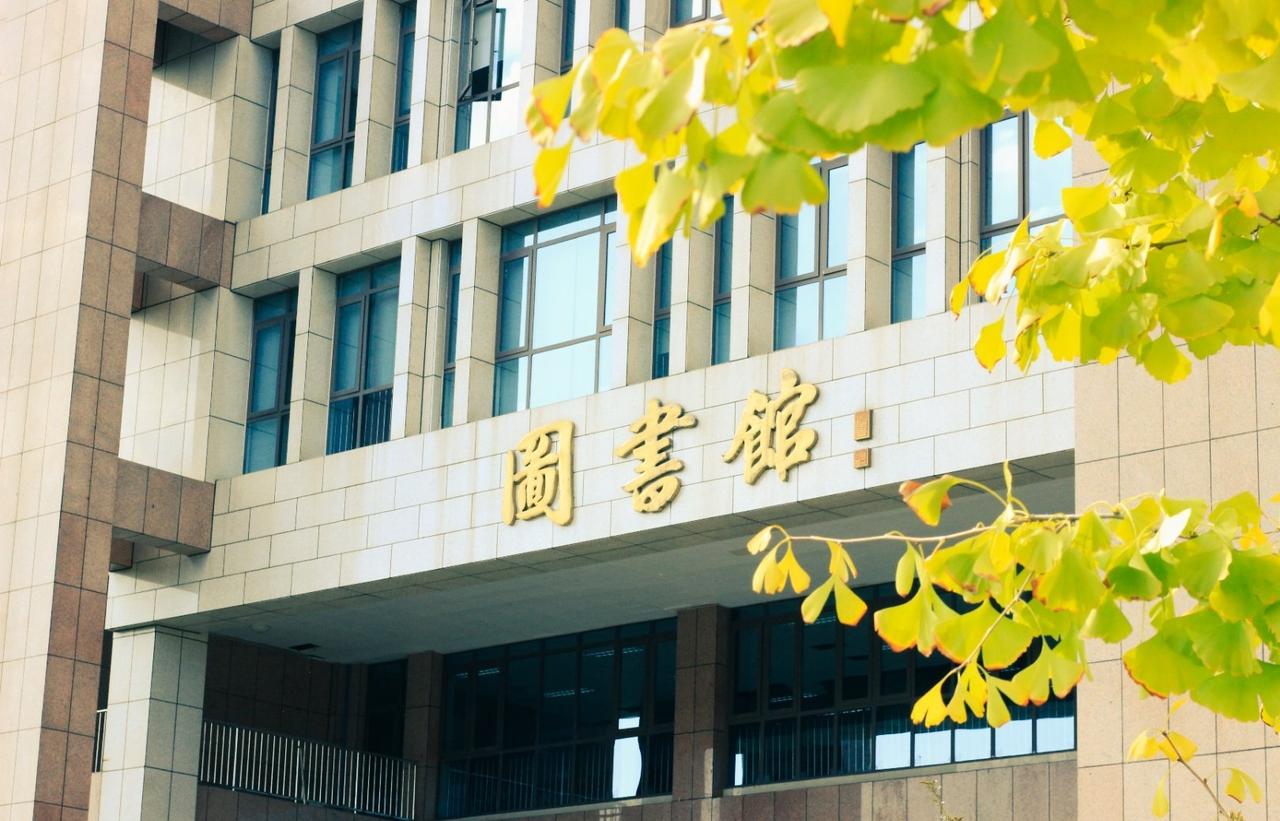 时光荏苒，岁月鎏金；
七四风华，桃李芬芳；
弦歌不辍，生生不息；
继往开来，再启