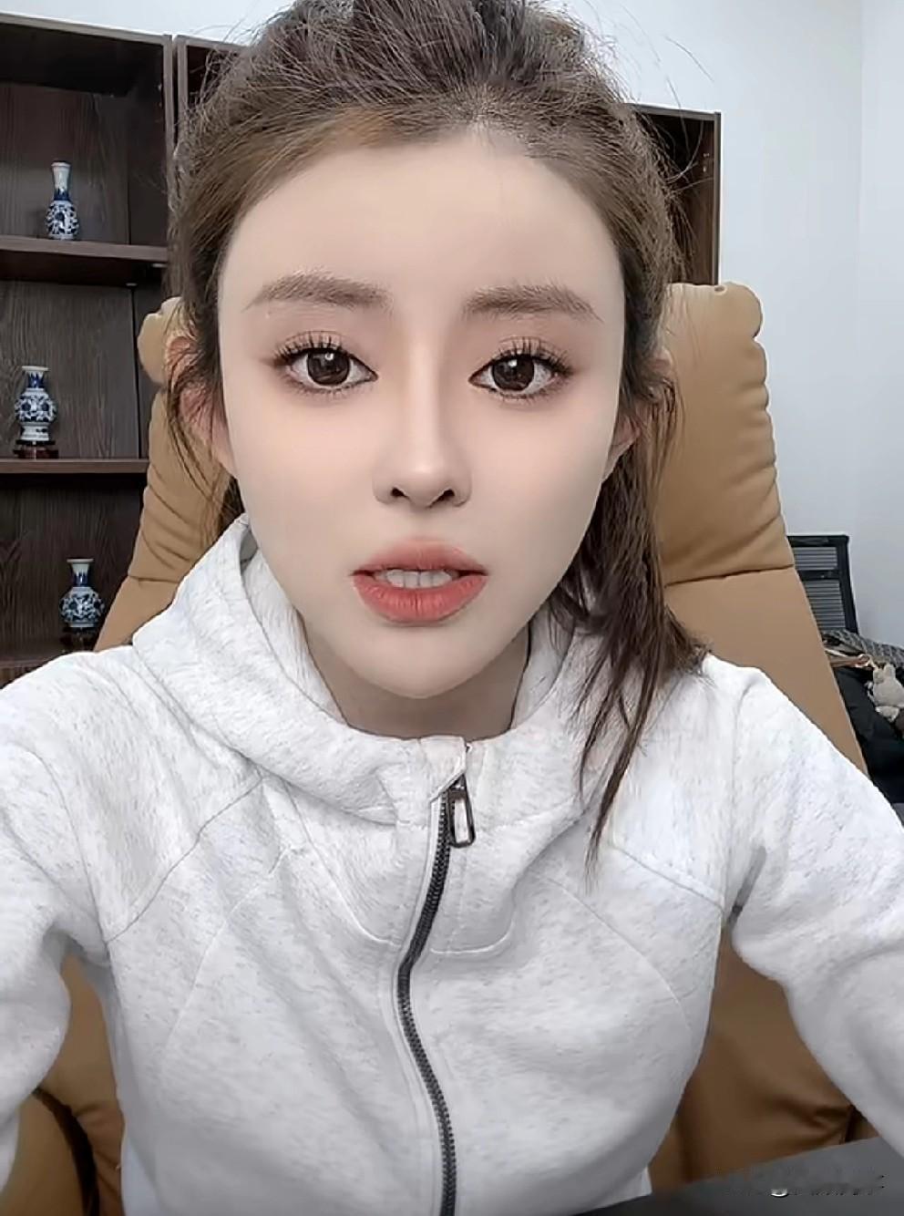 仙家洋幻想力捧腿腿成为小伊伊，再创“仙家”辉煌。

        仙家洋夸赞“