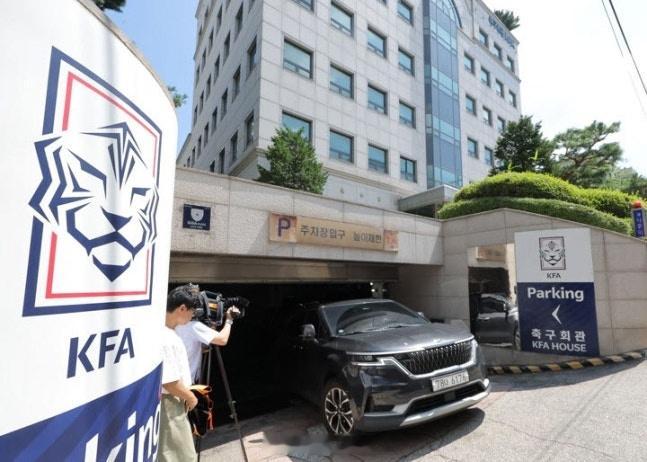 韩国足坛地震韩国足坛近期因世界杯小组出局引爆连锁反应，警方已突击搜查足协总部并刑