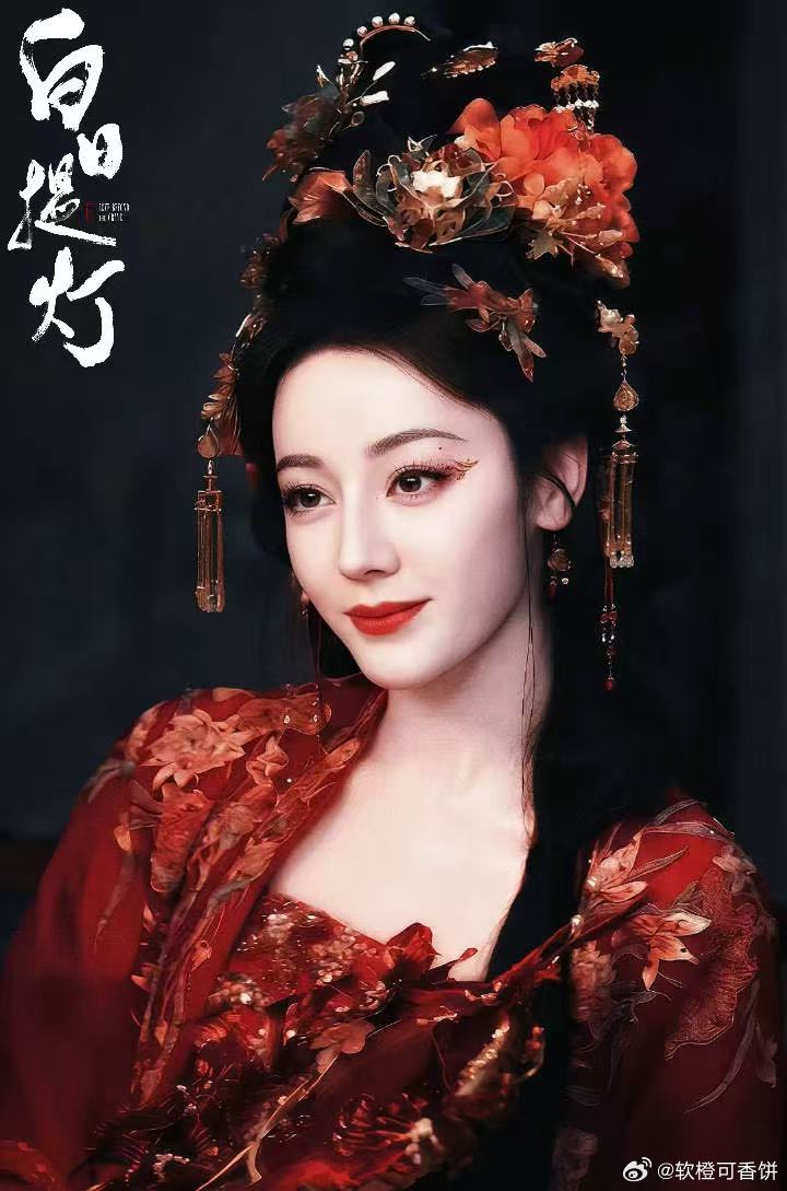 迪丽热巴违章建筑造型什么叫浓颜的绝对统治力？就是你往她头上堆多少金银珠翠，观众的