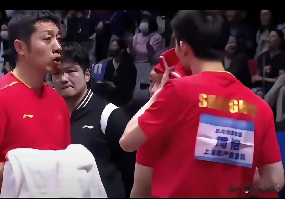 樊振东和王楚钦，一个沉默寡言，一个善于指导队友。

樊振东看到双打失利，可能第一