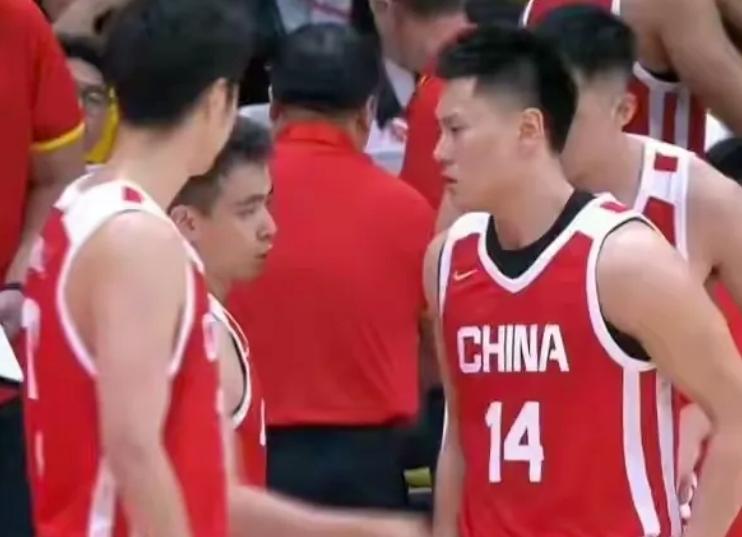 后场集体失准，双后卫低迷拖累男篮进攻
 
在本次热身赛当中，贺希宁与赵继宁两名后