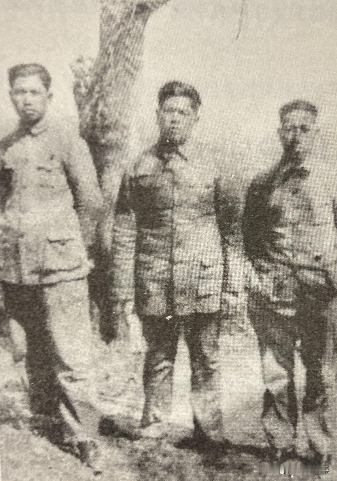 解放战争后期，平津战役中北平和平解放，苏静（中）当记大功，左一为吴克华。苏静时任