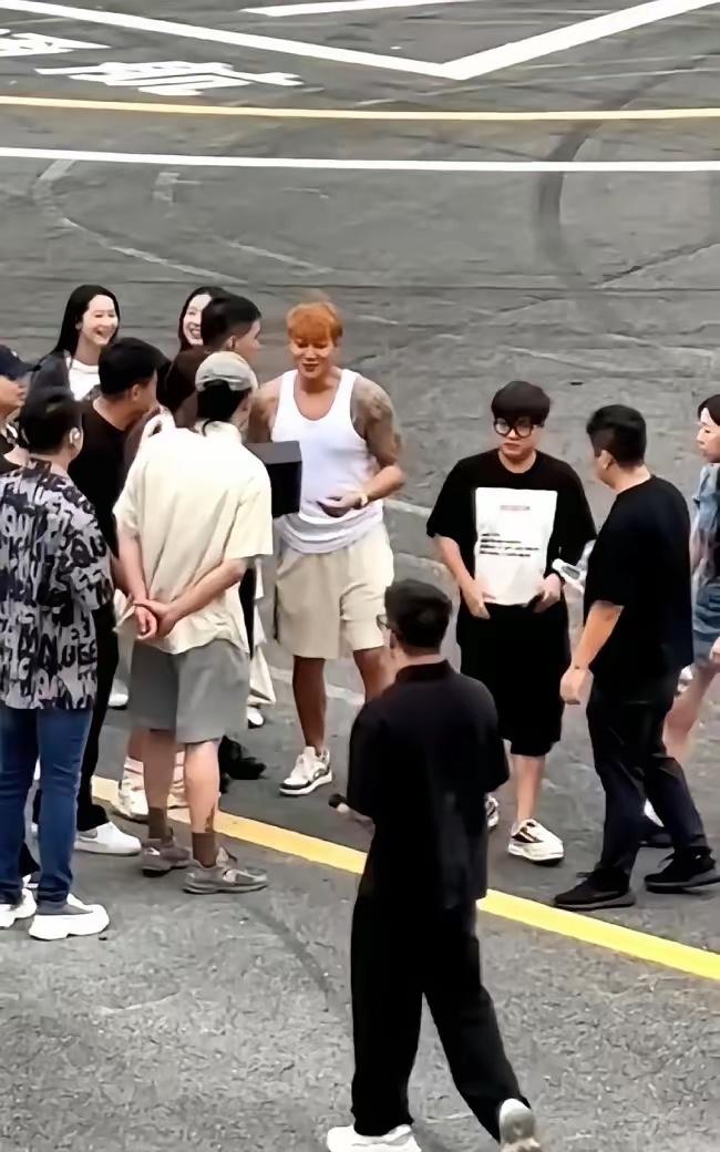 黄子韬这是要变身“健身狂魔”啊！180斤的体重配上52厘米的肩宽，这数据听着就吓