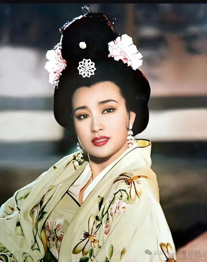 刘晓庆从不被年龄绑架在大众固有印象里，到了这个年纪，大多明星都会淡出荧幕，居家养