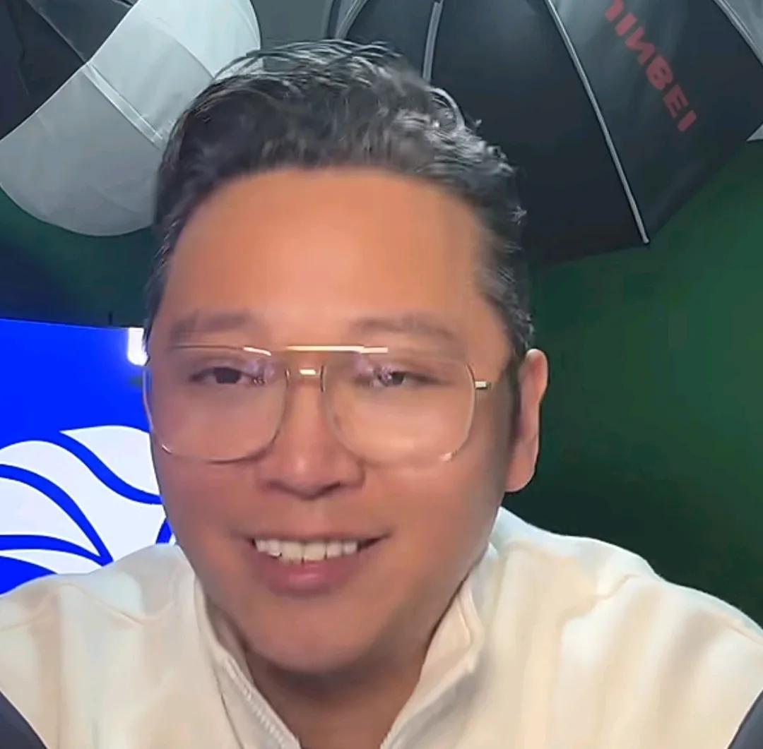 媒体人周亮语出惊人。他表示青岛西海岸大比分输给上海海港的原因是人情世故。
他在直