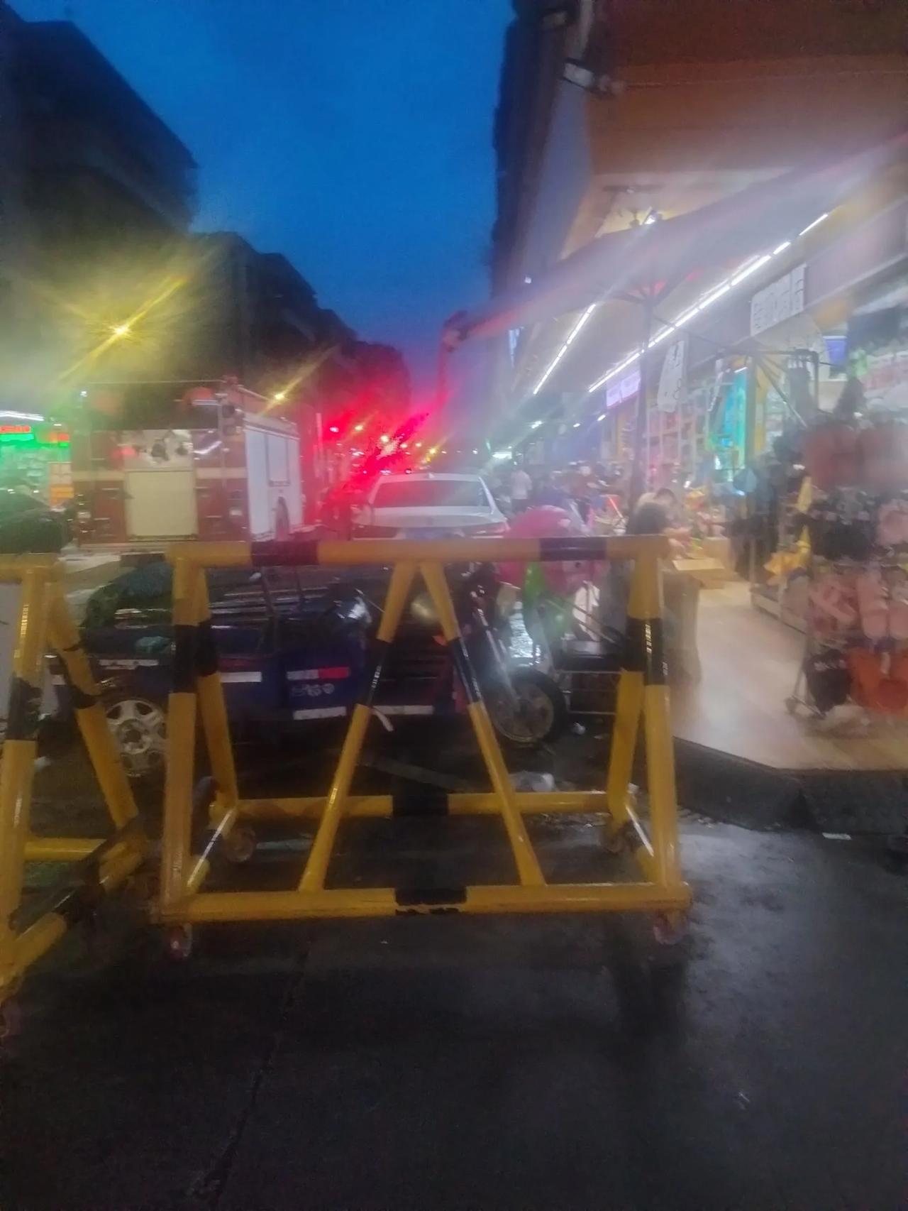 长安宵边市场这停了好多消防车，前后两条街有5台，现场也没看到烟熏和发生火灾的痕迹