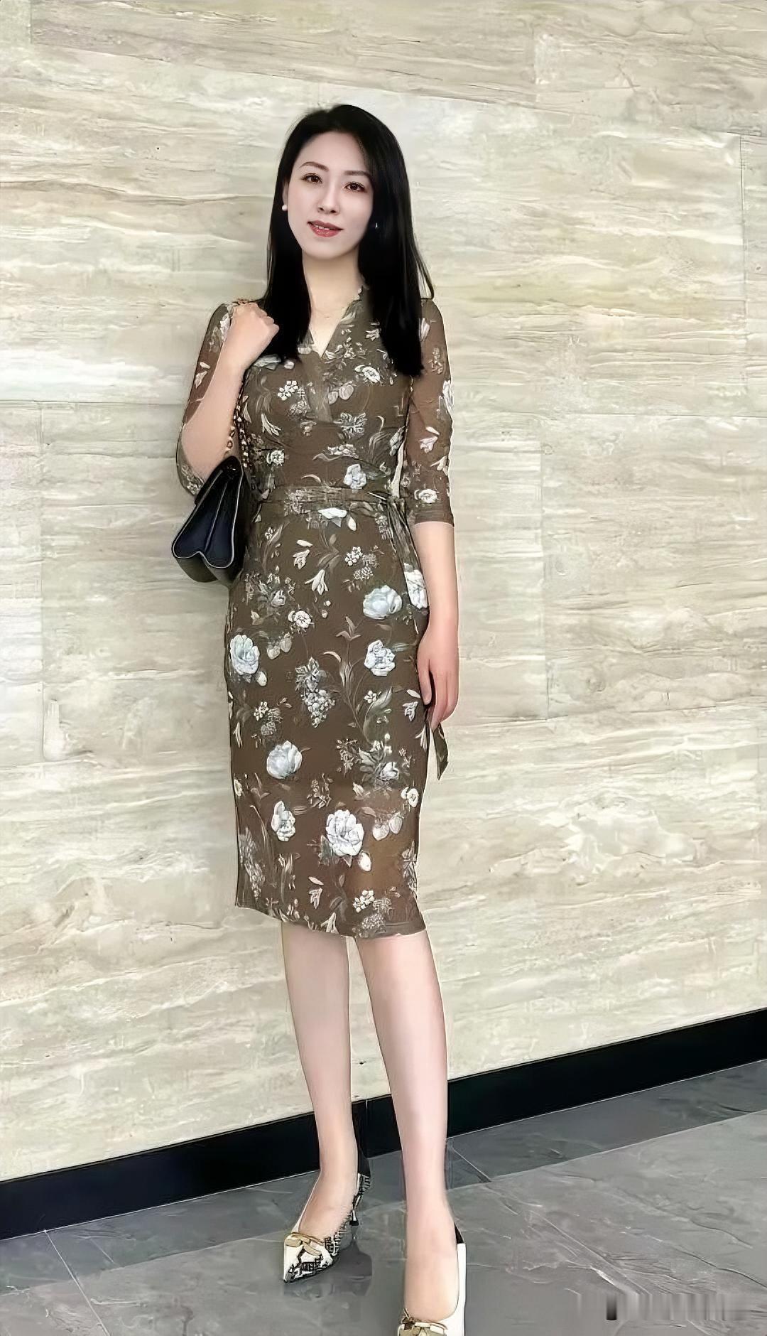 美不美你说了算💞💞咖色碎花裙勾勒曼妙身姿，手提黑包，于简约墙面前，优雅自成画