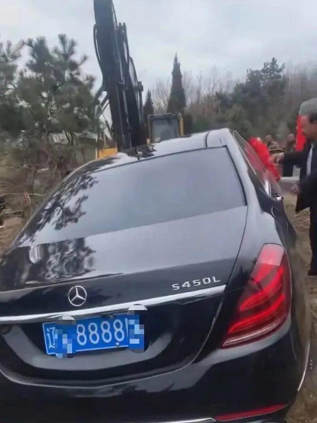 清明节别人在烧纸车，辽阳这家人直接把百万奔驰S450埋进坟里陪葬，看得人彻底傻眼