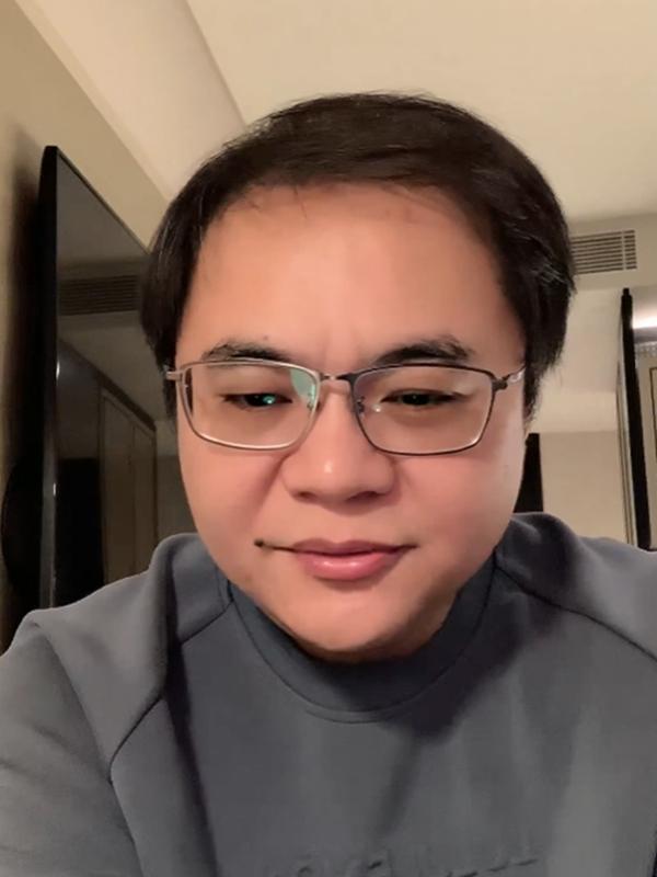 高峰飞抵悉尼，酒店直播报平安，回应网友疑问落地就直播得多大瘾！德云社高峰飞抵悉尼