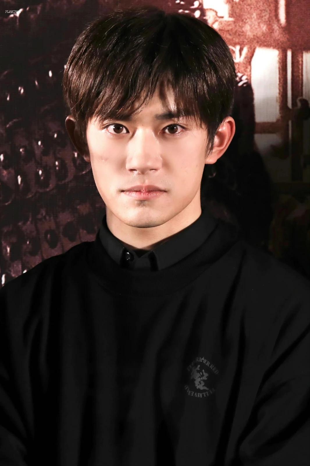 易烊千玺说很佩服张艺谋千玺坦言张导拍戏效率极高，片场的极致追求让人敬畏，这份佩服