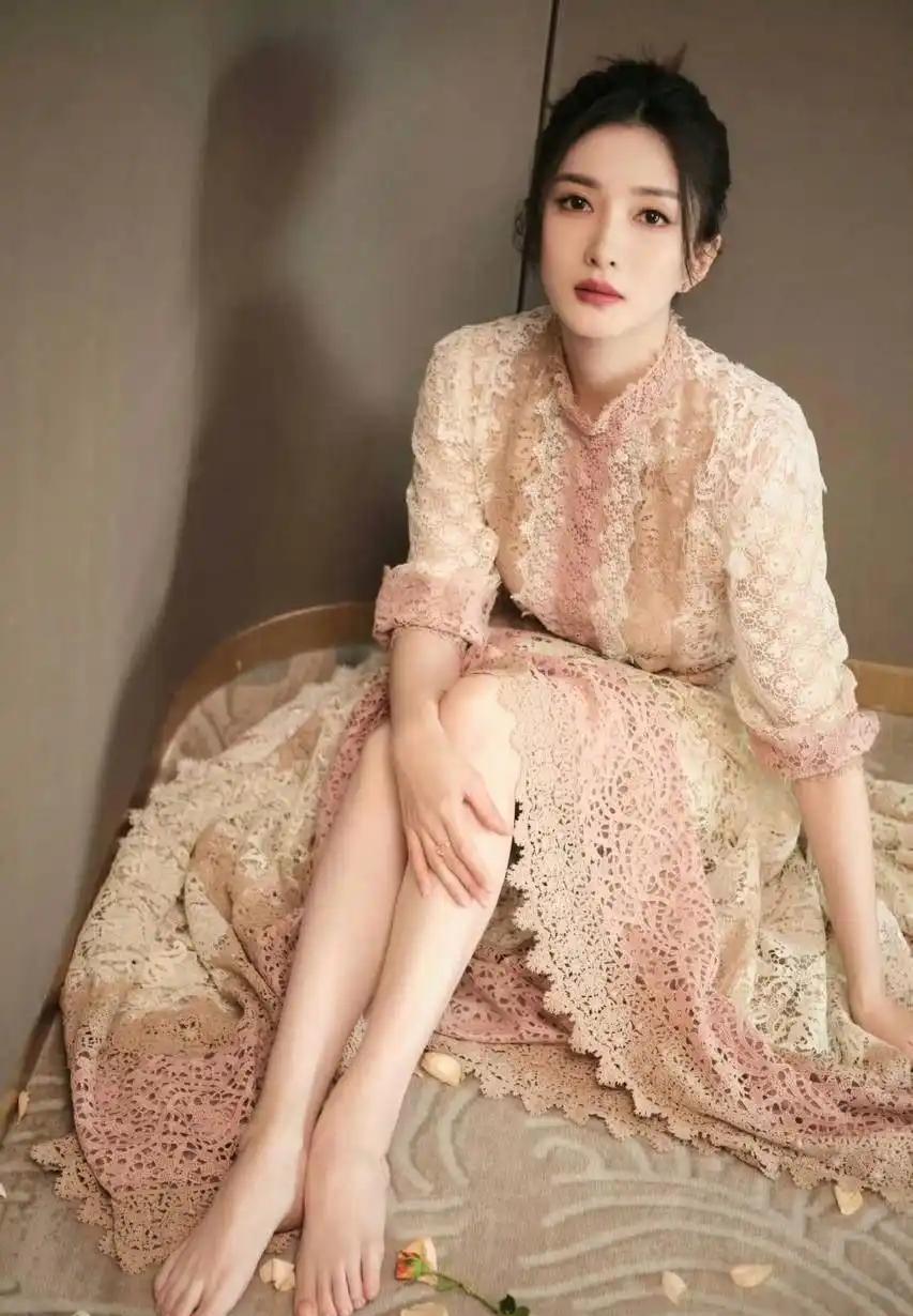 江疏影渐变蕾丝长裙写真｜温柔文艺氛围感，柔光胶片质感拉满