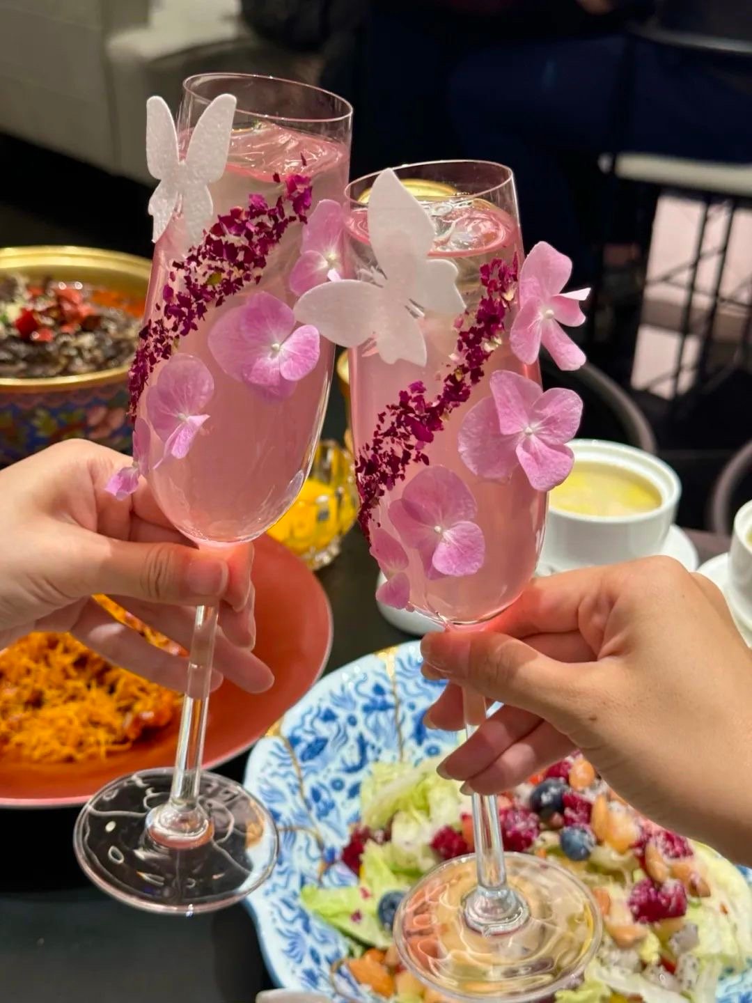    “ 粘染一身烟火气 有酒有肉 故事管够” ​​​