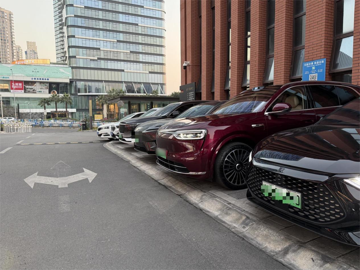 身高180cm，体重80kg，全新问界M7第二排随意二郎腿。顺便聊聊问界M7门板