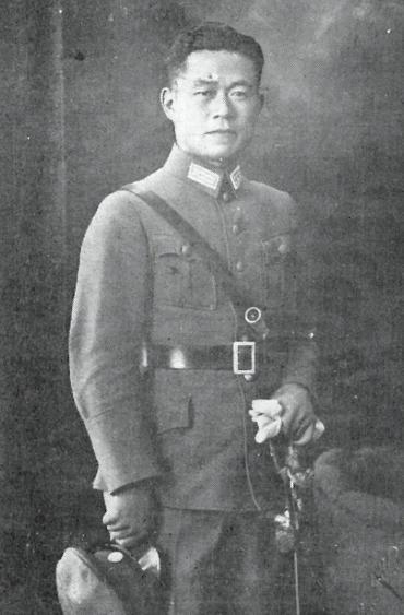 1949年1月10日，淮海战场硝烟未散。

南京邱公馆的红木座钟刚敲过十下，穿藏