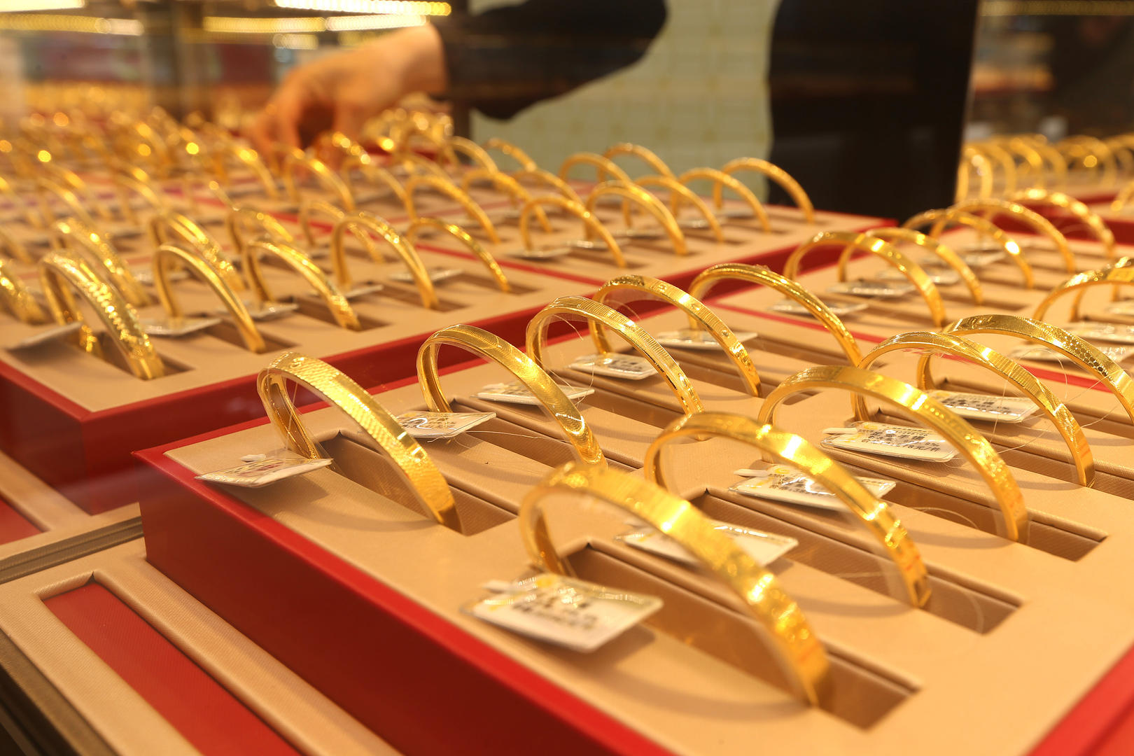 金饰克价突破1400元!现货黄金首次站上4500美元关口,专家预测明年还要涨