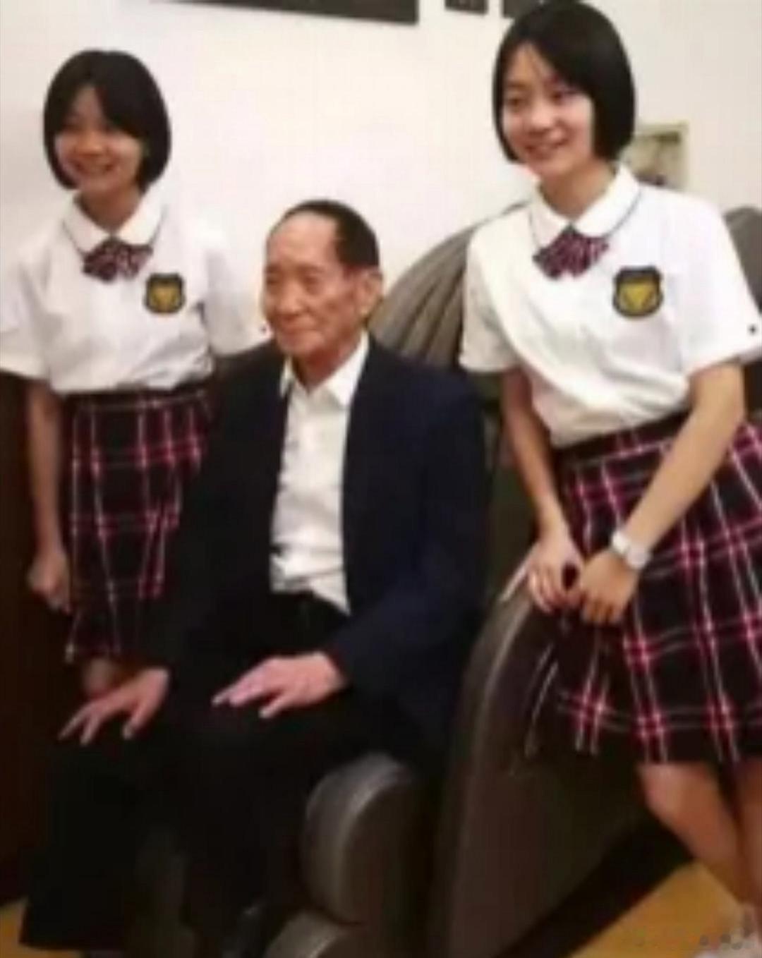袁隆平的两个孙女，小名特别有趣，一个叫大米，另一个叫小米。孙女在幼儿园的时候，老