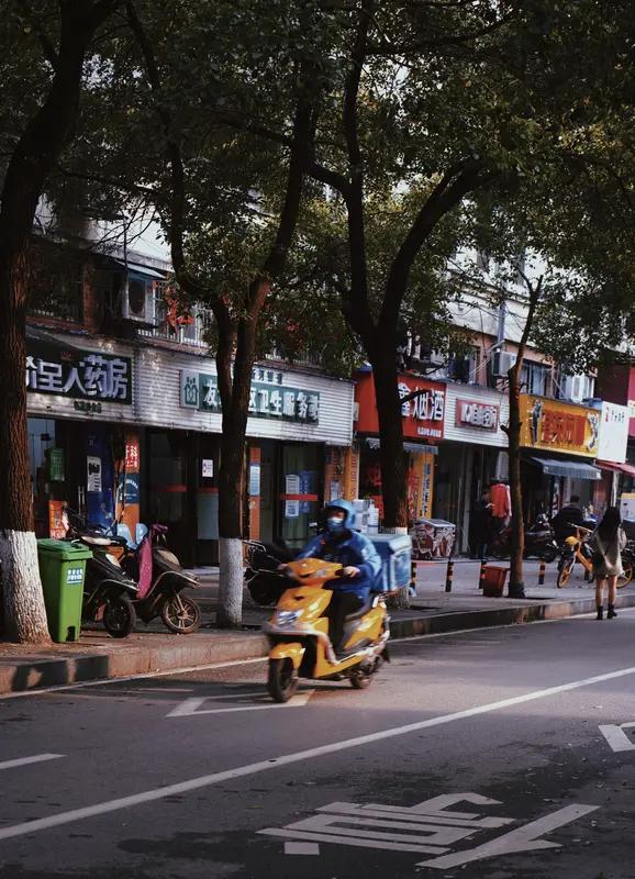 优秀的人只做这三件事
这句话听起来像是某种高效能人士的“成功秘诀”或时间管理心法